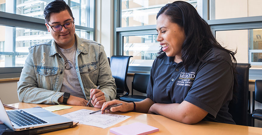 Peer advisor Lorena Aguilar helping a student